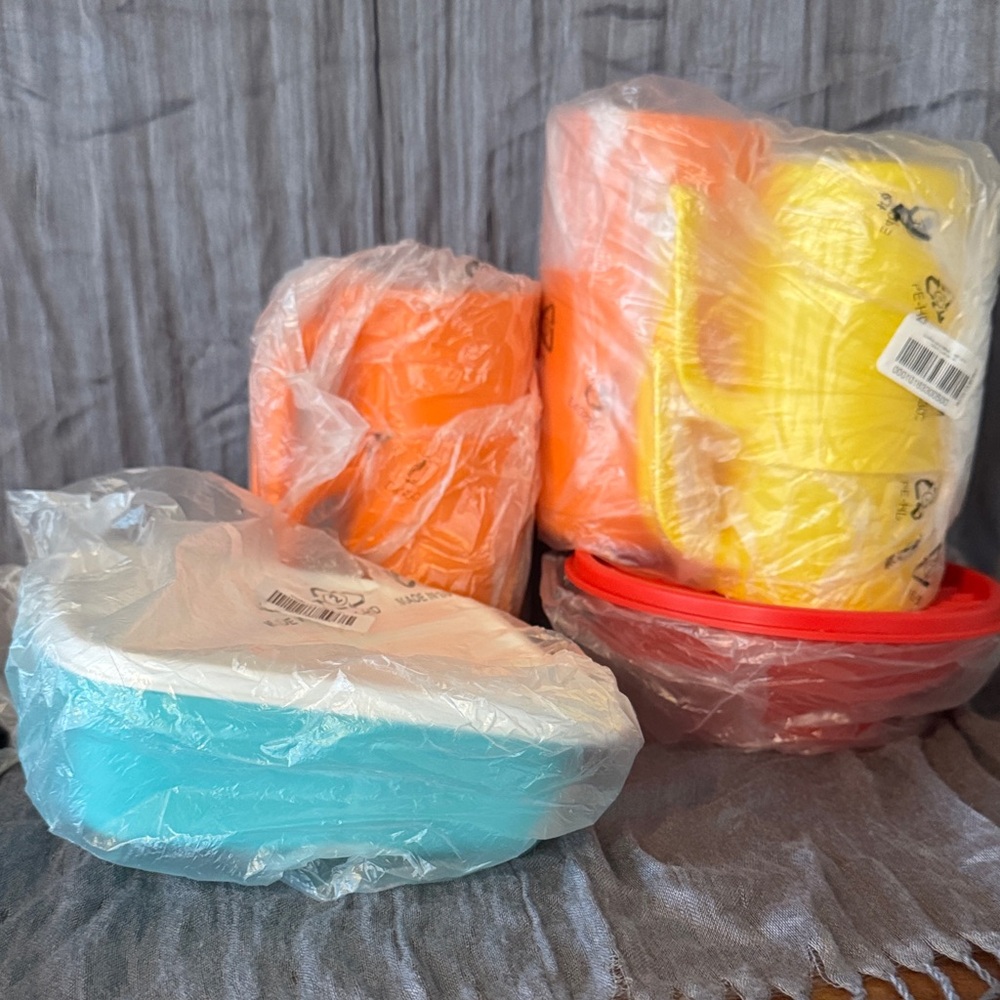 Tupperware Lot. 6 Mugs 1 Lunch Container 1 Lidded Bowl